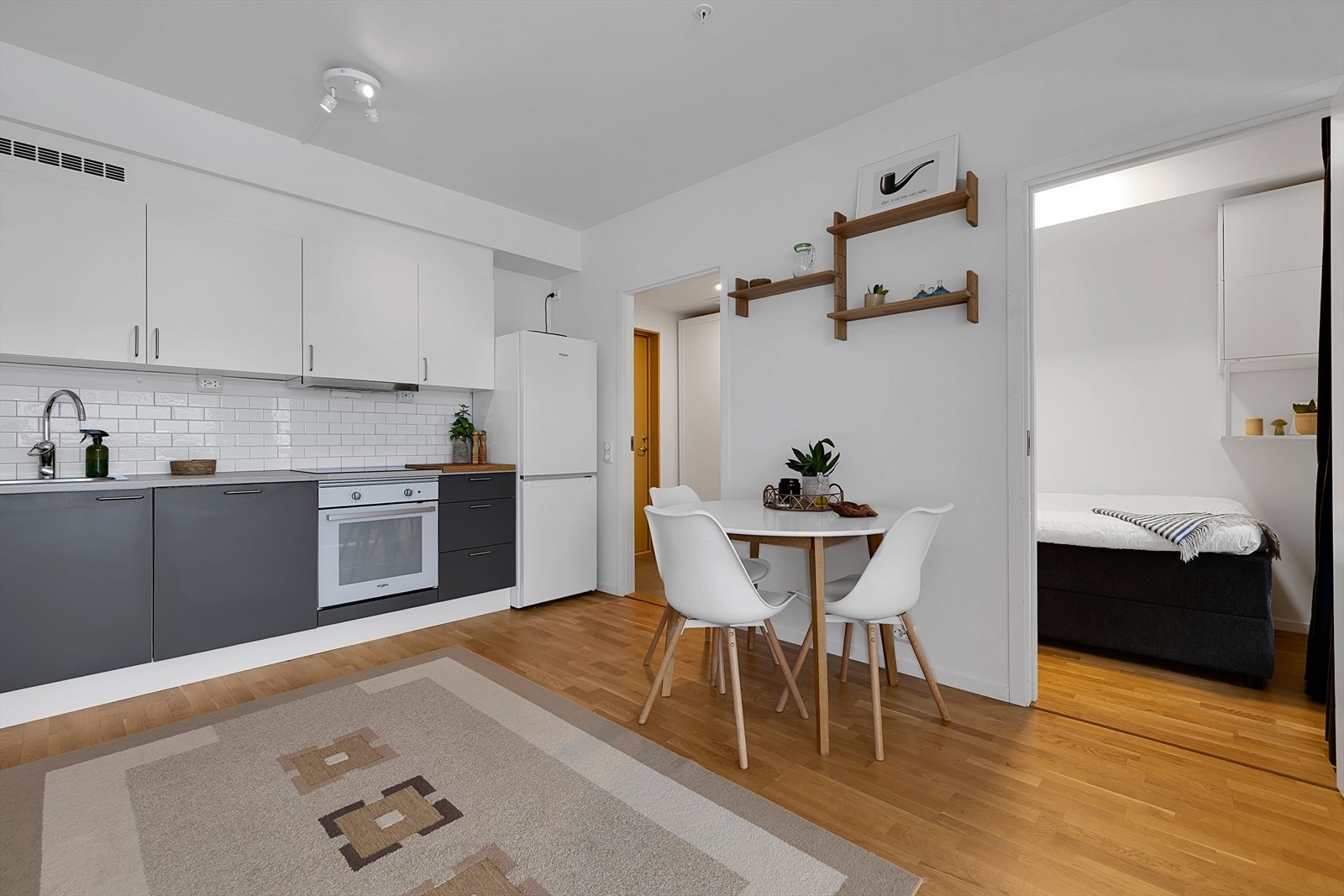 Fjernvarme og tappevann er inkludert i felleskostnadene - en praktisk fordel som bidrar til lavere månedlige utgifter. Galleribilde