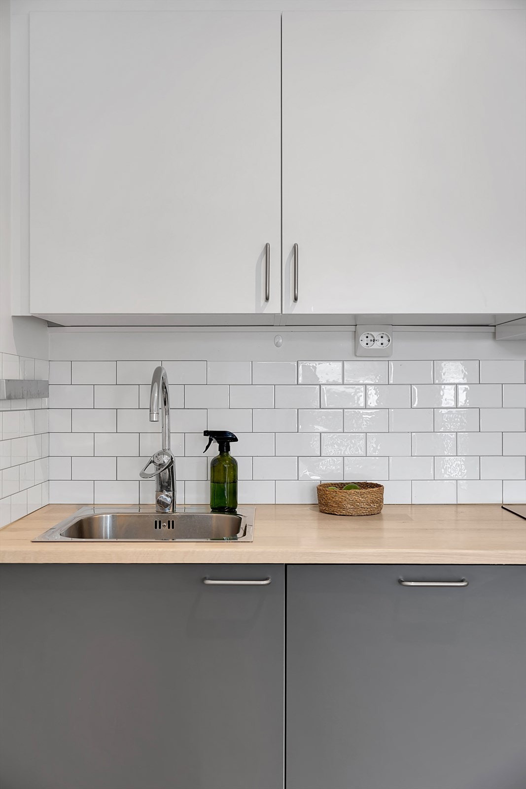 Funksjonell innredning med gode oppbevaringsløsninger og godt med benkeplass. Galleribilde