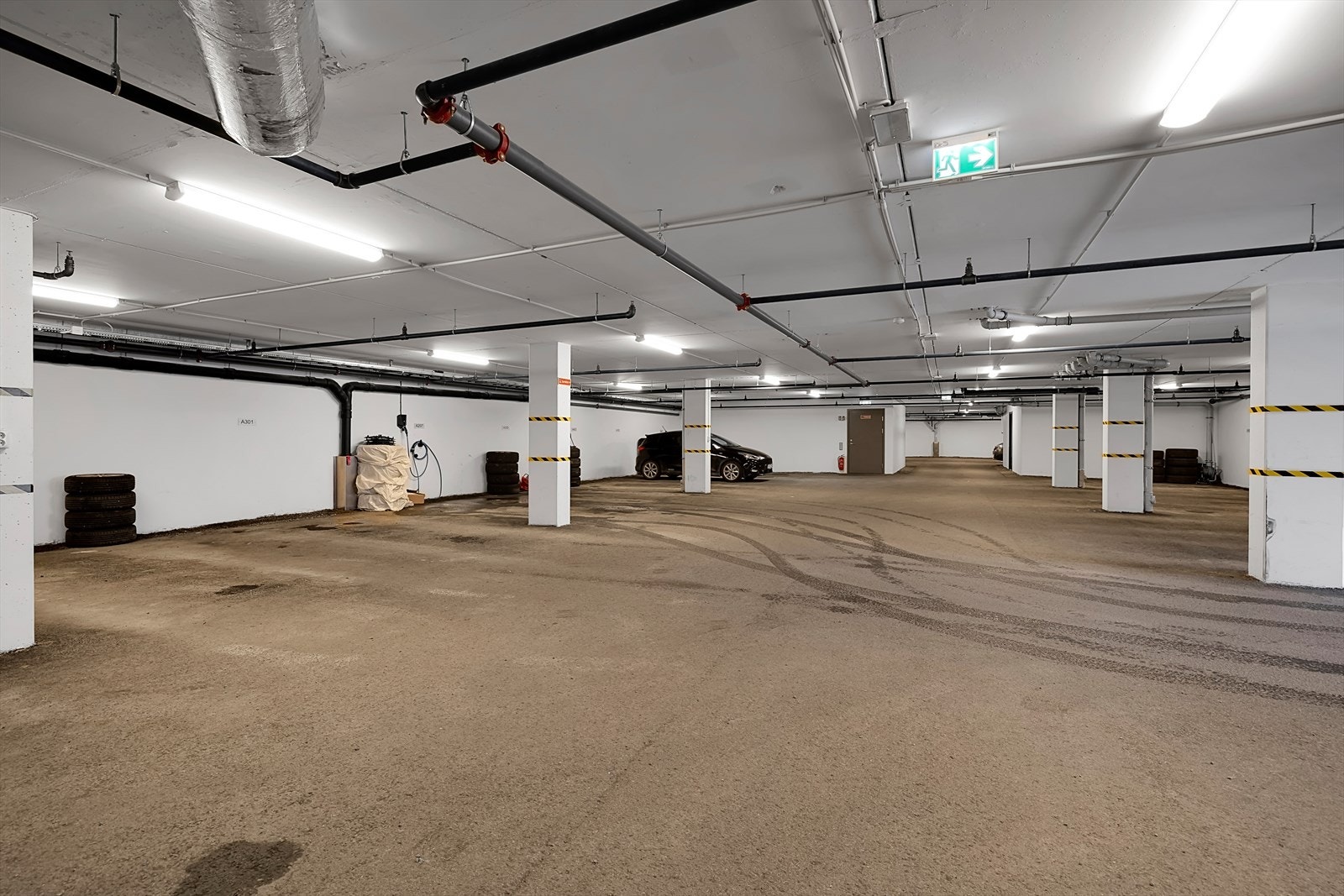 Med to parkeringsplasser får du ekstra fleksibilitet- enten til egen bruk eller for utleie. Galleribilde