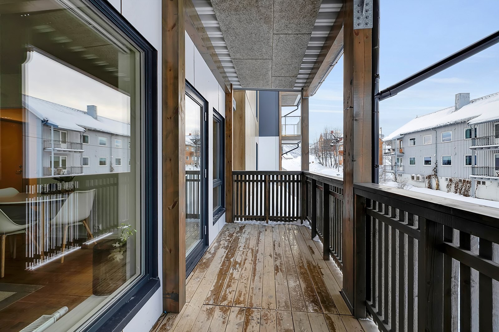 Takoverbygd balkong- noe som gjør den ideell til bruk sommer så vel som vinter. Galleribilde