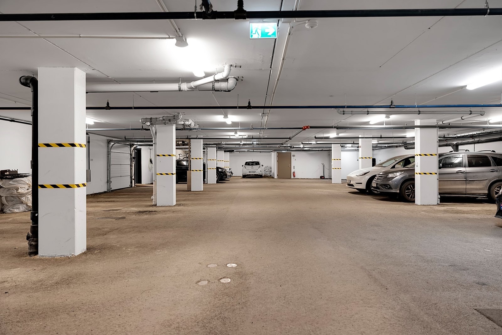 Leiligheten disponerer to parkeringsplasser i garasjeanlegget. Galleribilde