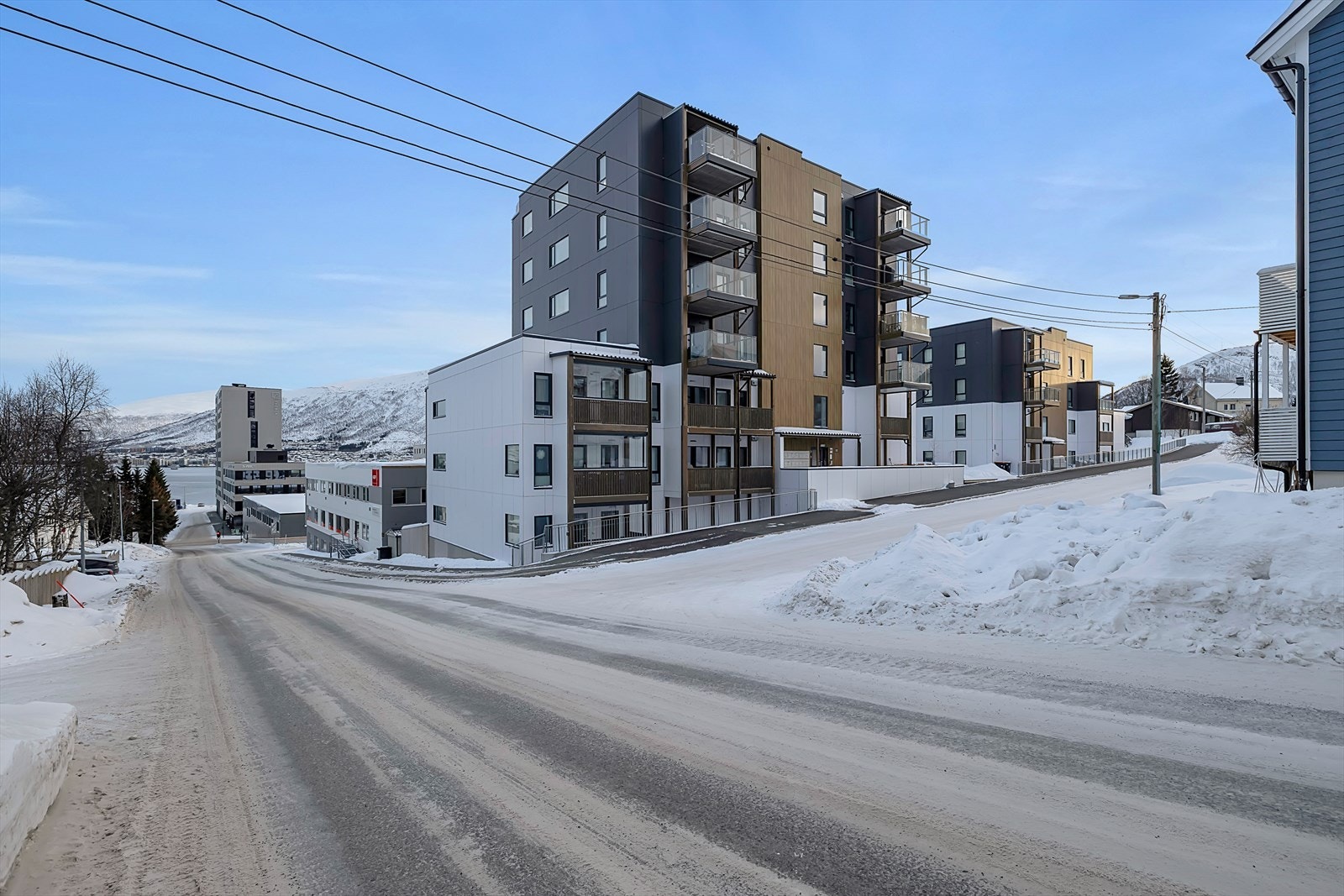 I området finnes det også flere lekeplasser og balløkke for de minste, samt kort vei til flere barnehager og barneskole. Velkommen til visning! Galleribilde