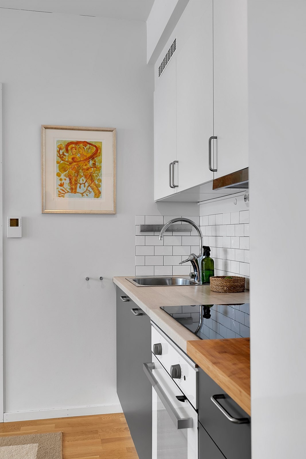 Kjøkkenet har benkeplate av laminat og integrerte hvitevarer fra merket "Whirlpool". Galleribilde