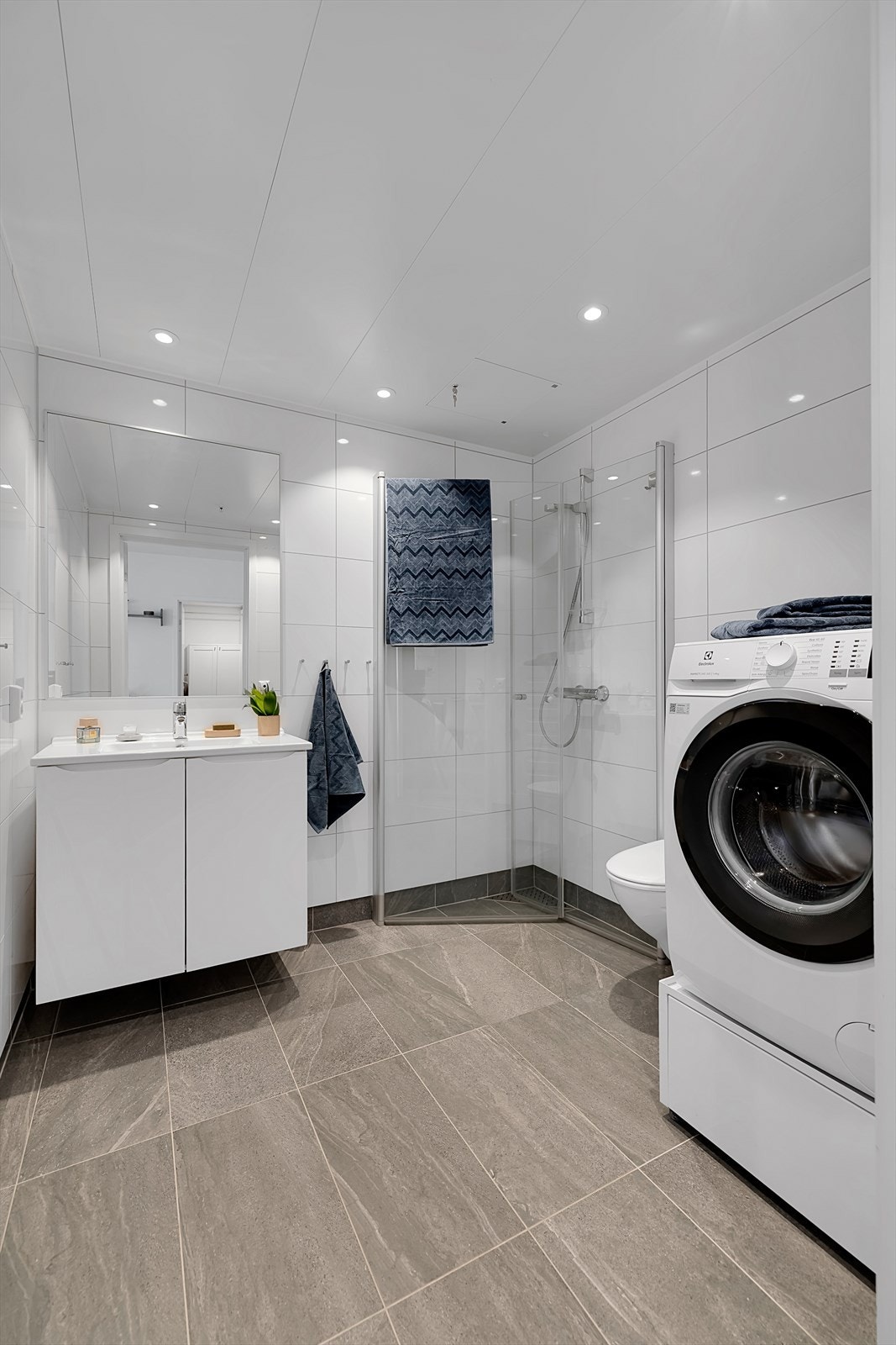 Pent flislagt bad med gulvvarme, samt opplegg for vaskemaskin. Galleribilde