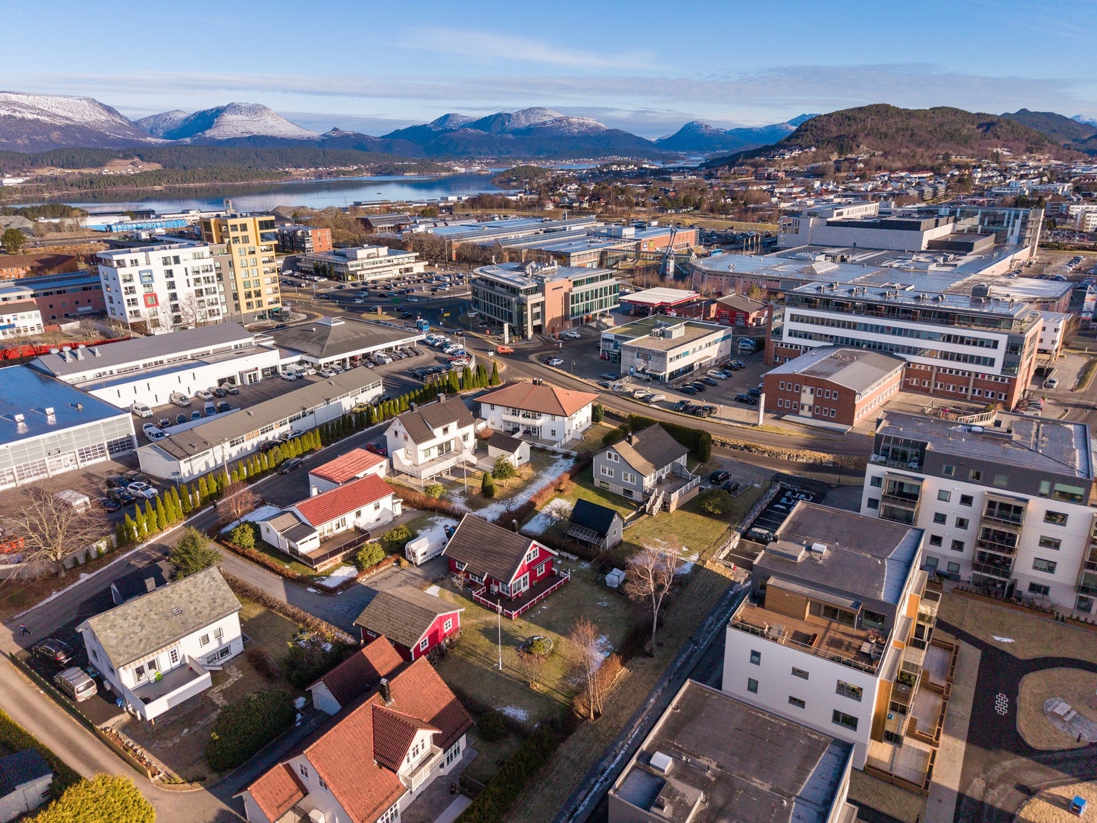 Furmyrvegen 44 har sentral, men likevel litt tilbaketrukket beliggenhet midt i smørøyet på Moa. Seksjonen for salg ligger i første etg mot sydvest. Galleribilde