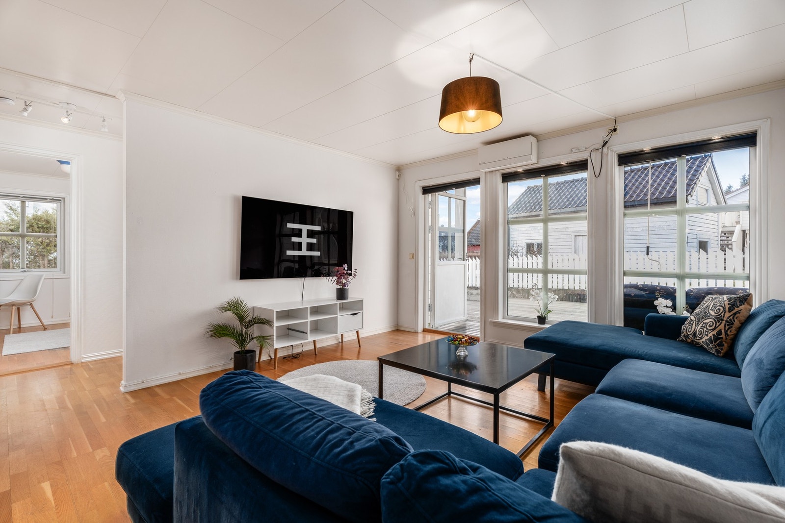 Leiligheten ligger 1. etasje i 4-mannsbolig og har normal standard i forhold til byggeår. Oppgraderinger bør påregnes. Galleribilde