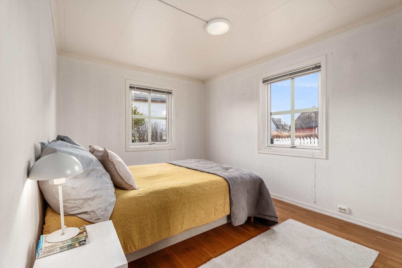 Hovedsoverommet har vindu både mot vest og sør og er på hele 12.2 kvm. Her er god plass til dobbeltseng og garderobeskap. Galleribilde