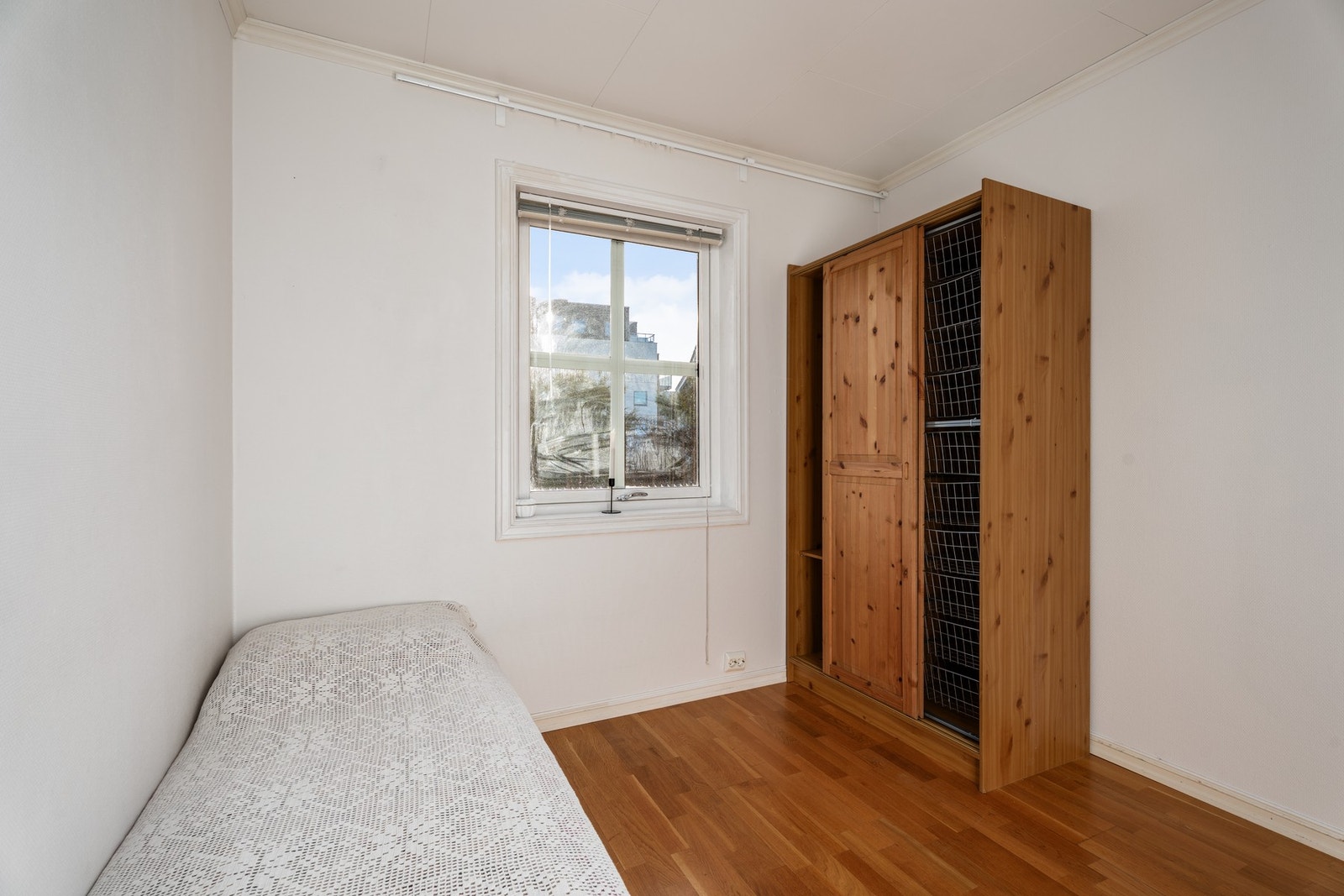 Boligen har to soverom og dette er det minste. I henhold til byggetegning er rommet på 7,5 kvm Galleribilde