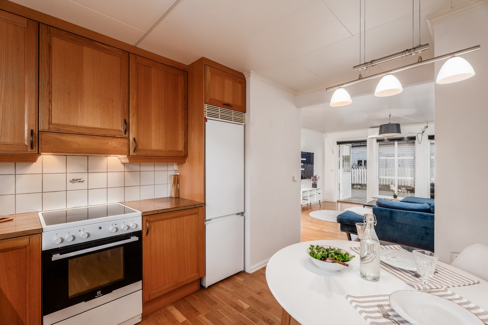 Det er åpen løsning mellom stue og kjøkken, og fra stue er det utgang videre til vestvendt terrasse. Galleribilde