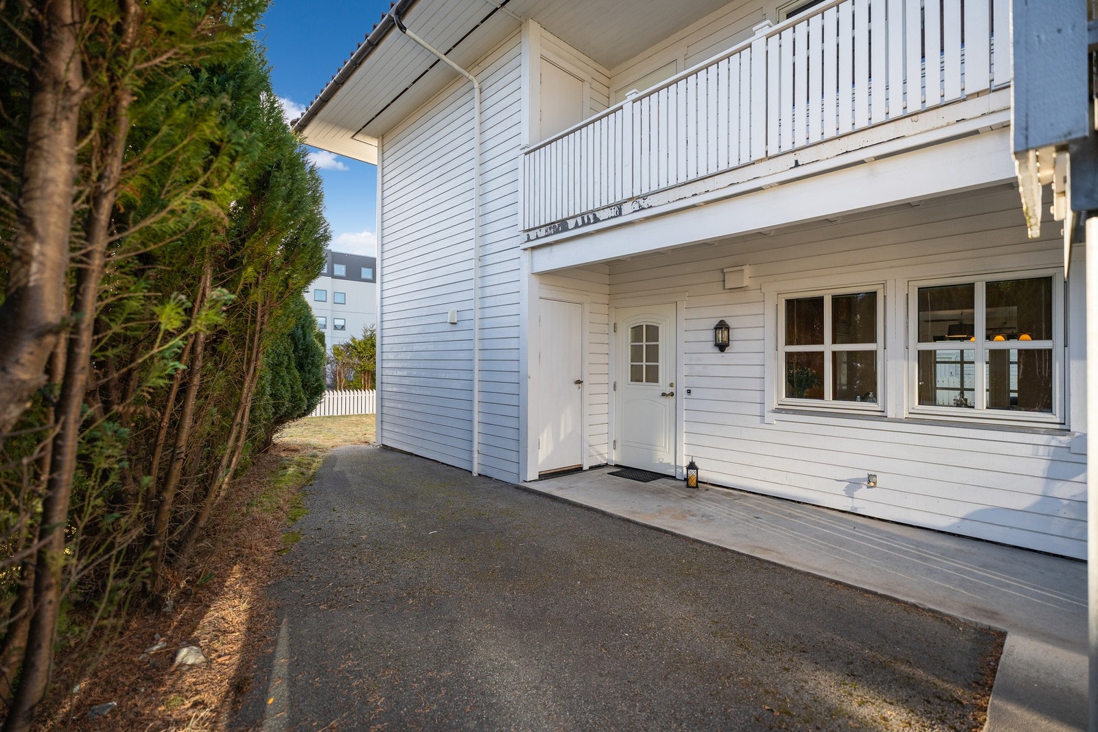 Her har man asfaltert tilkomst, overbygd inngangsparti og en mindre sportsbod ved ytterdøren. Legg merke til vannutkaster under vinduet. Galleribilde