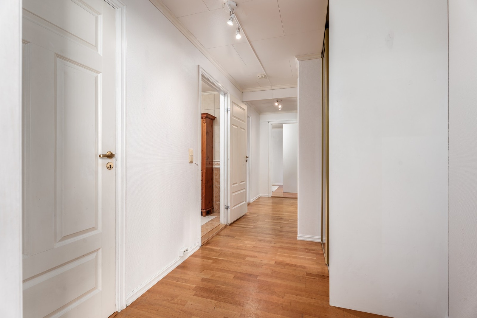 Skyvedørsgarderobe og bod på høyre side av gang, soverom og bad på venstre side. Galleribilde