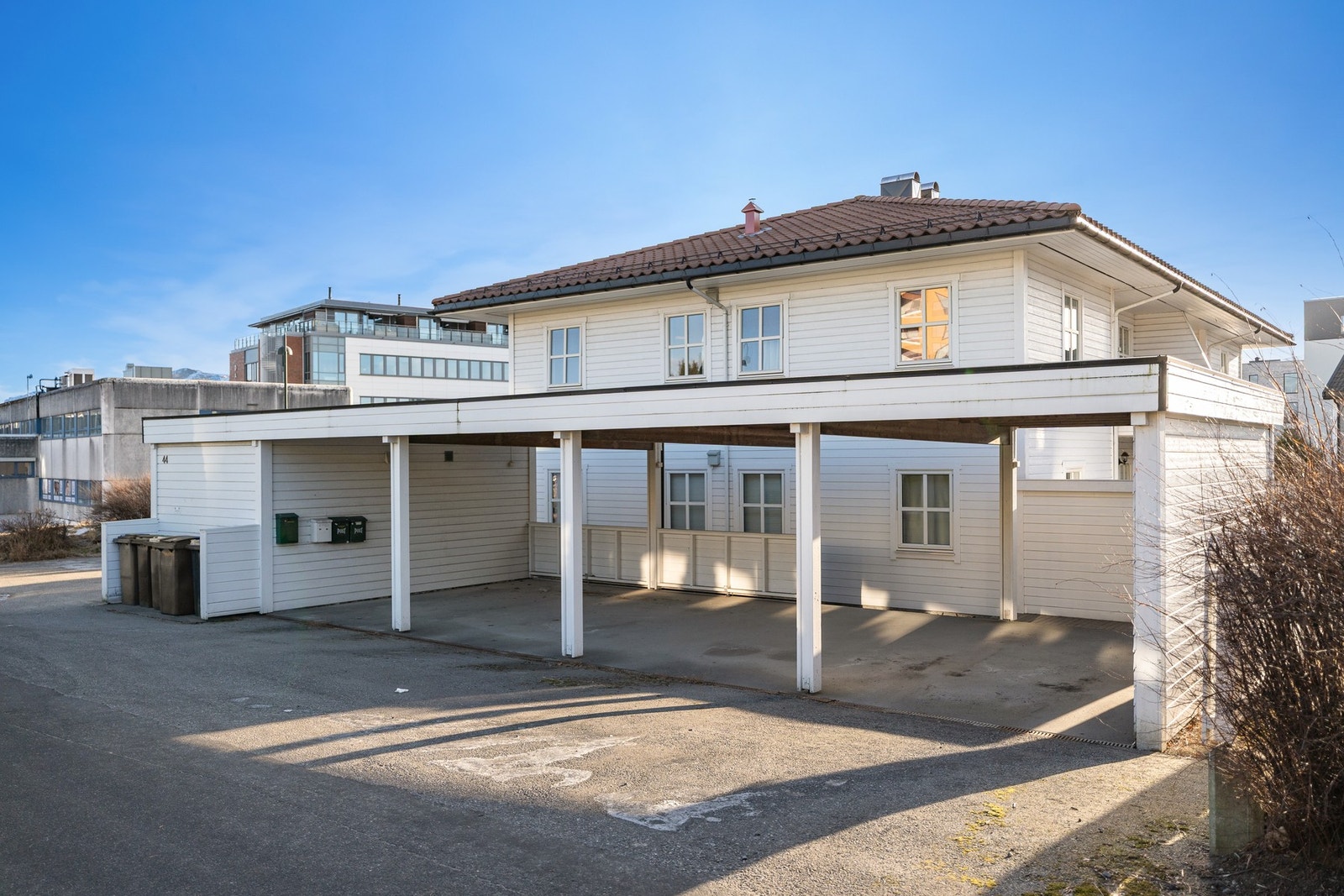 Carport nr 2 fra venstre medfølger. Galleribilde