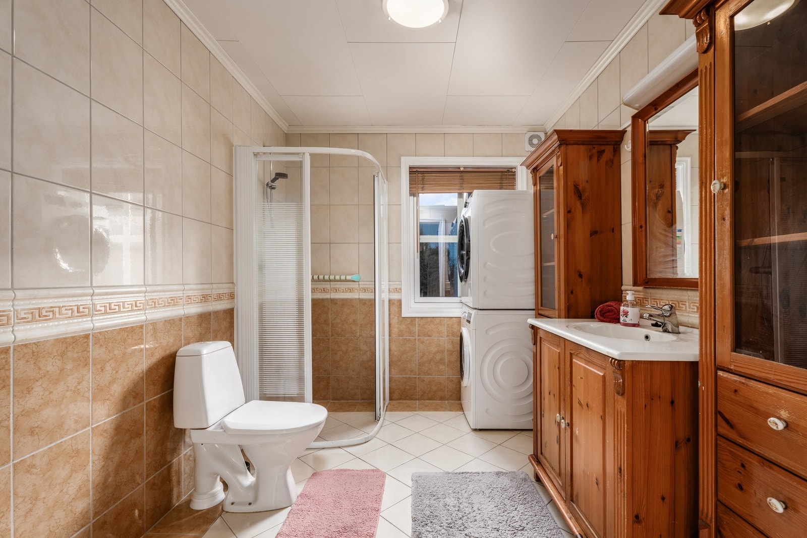 Det flislagte badet er inntegnet på byggetegninger med 7,2 kvm og har god plass til vaskemaskin og tørketrommel, og ikke minst vindu mot sør. Galleribilde