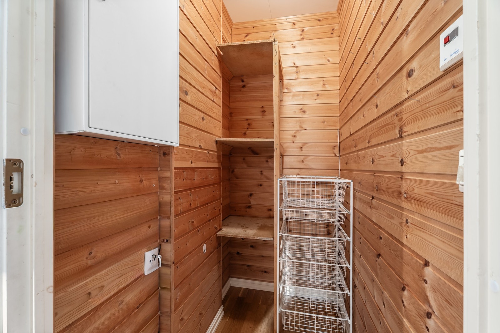 I tillegg til de bo bodene ute er det en mindre bod innvendig i gangen. Galleribilde