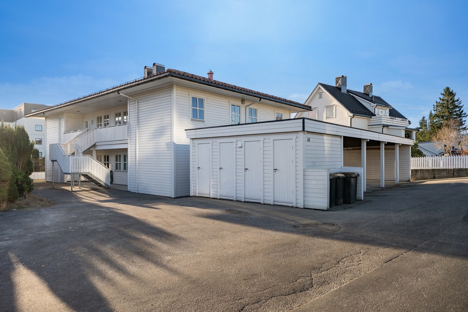 Flat og fin tilkomst, og parkering i carport samt større lagringsbod medfølger. Galleribilde