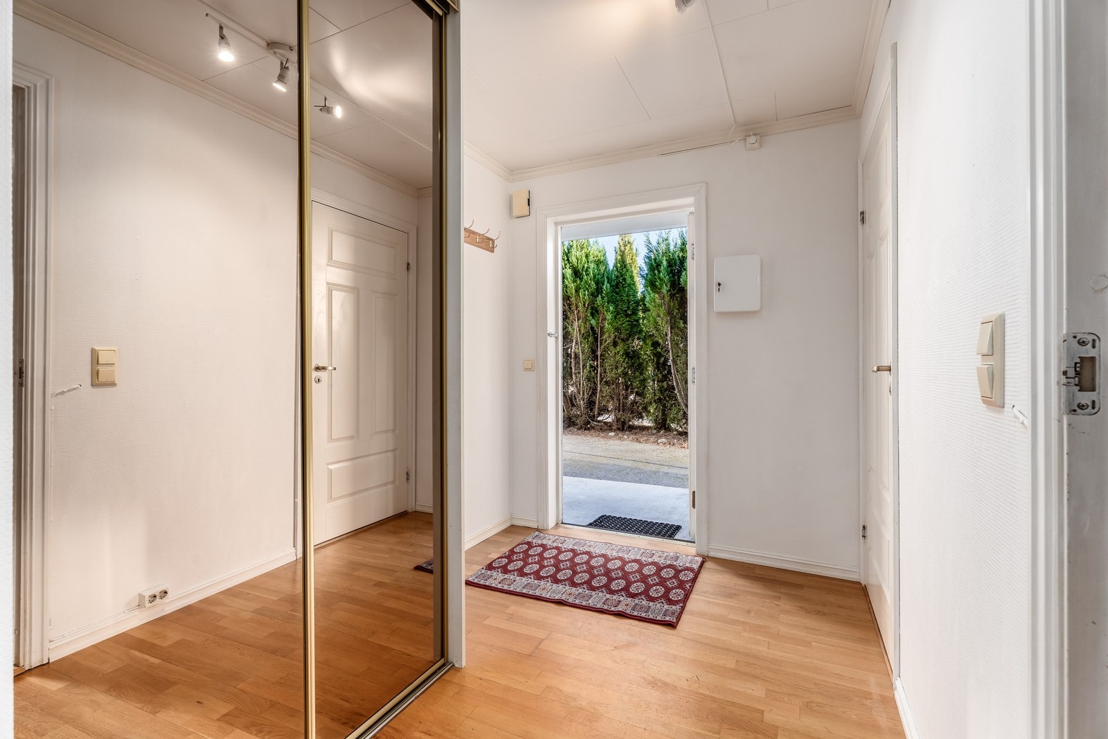 Stig på. Her har man enkel og trappefri adkomst og i gangen er det skyvedørsgarderobe. Galleribilde