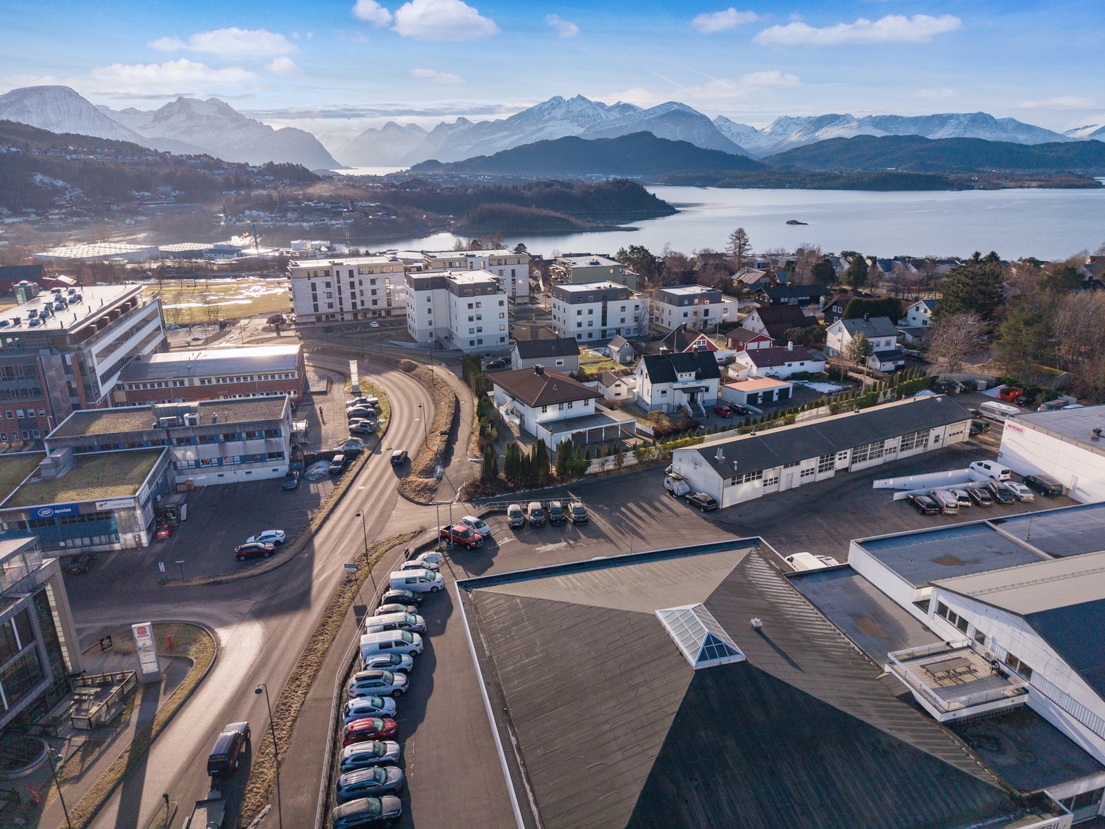 Med denne beliggenheten har man en hel rekke servicetilbud i umiddelbar avstand, og solforholdene er heller ikke så mye å klage på. Galleribilde