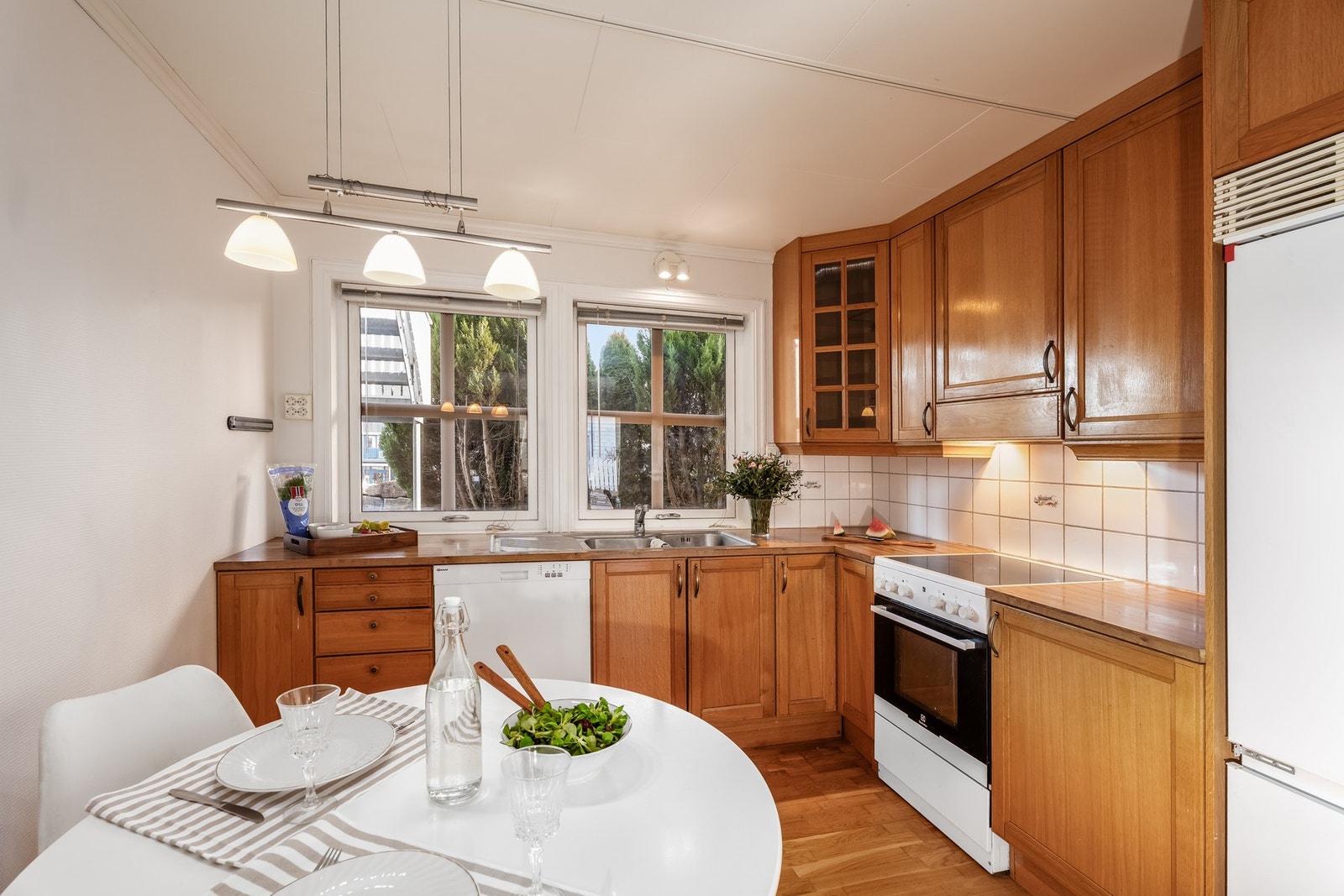 Kjøkkenet har profilerte fronter og takhøy innredning . Vinduene vender mot øst og det er ingen naturlig passasje forbi. Galleribilde