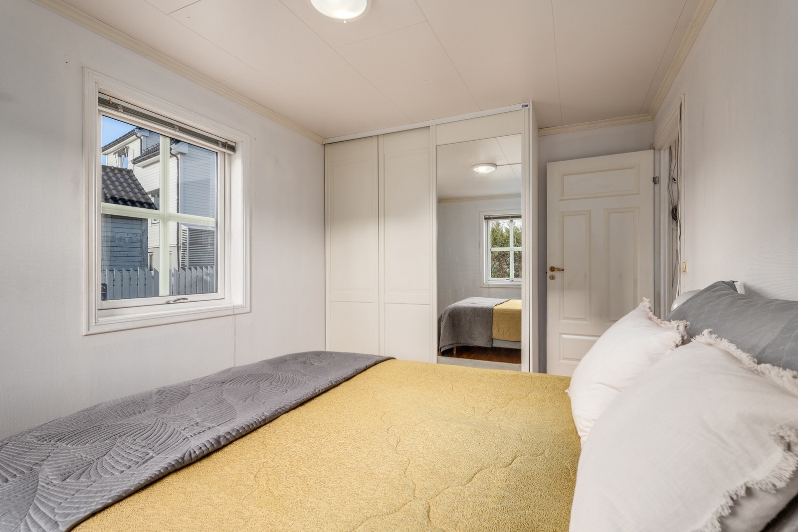 Her ser du skyvedørsgarderoben og utenfor vinduet er vestvendt terrasse. Galleribilde