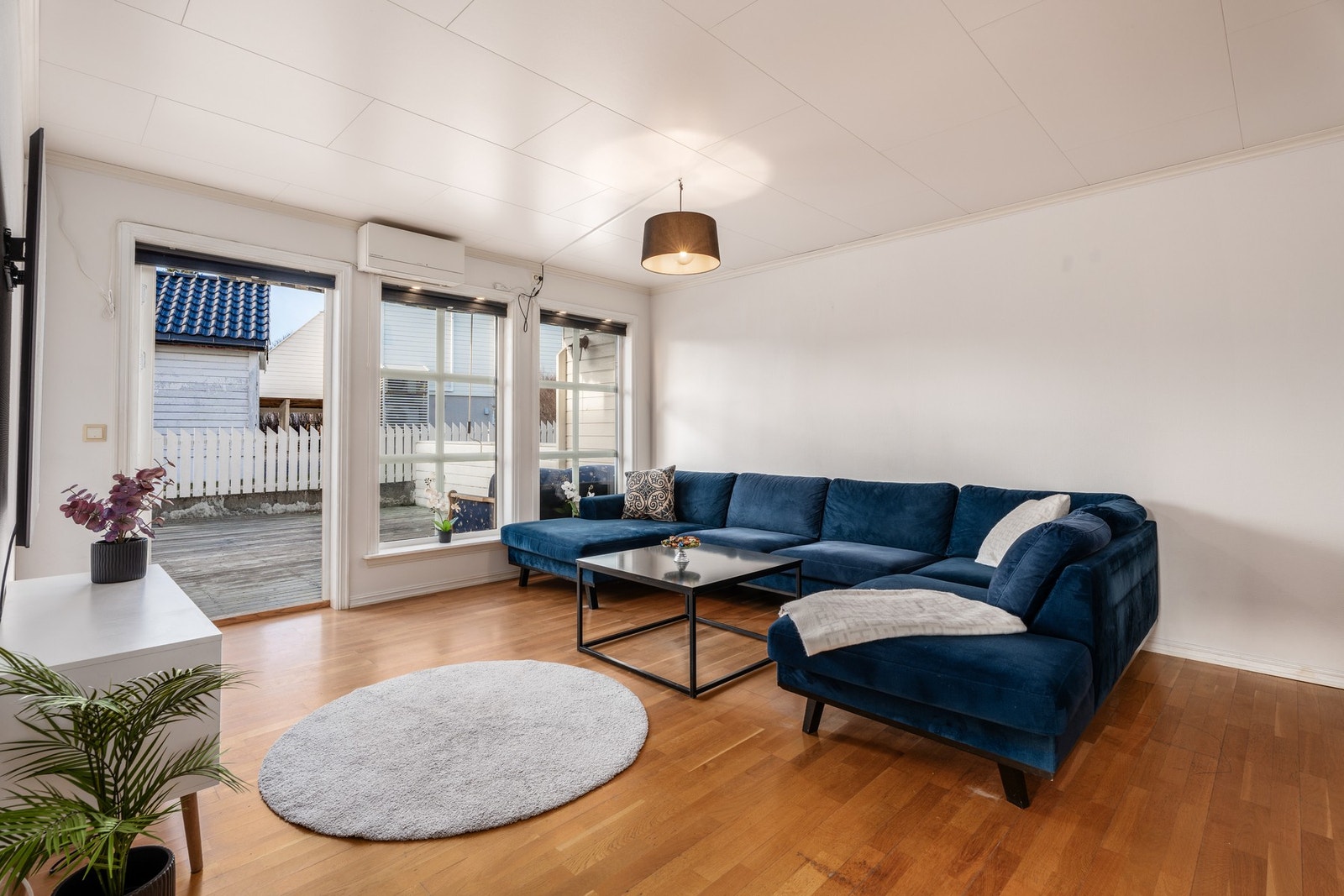 Leiligheten har store vindu mot vest og utgang fra stue til terrasse Galleribilde