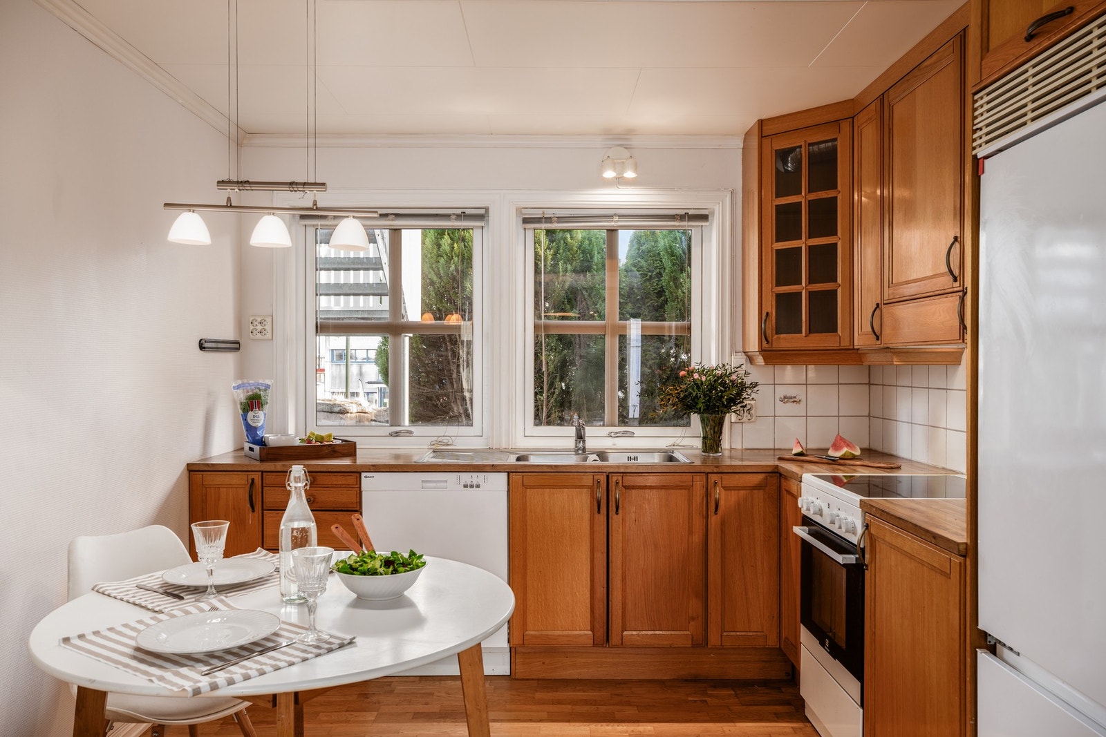 Plass til spisegruppe på kjøkkenet og innredningen er fra byggeår. Galleribilde