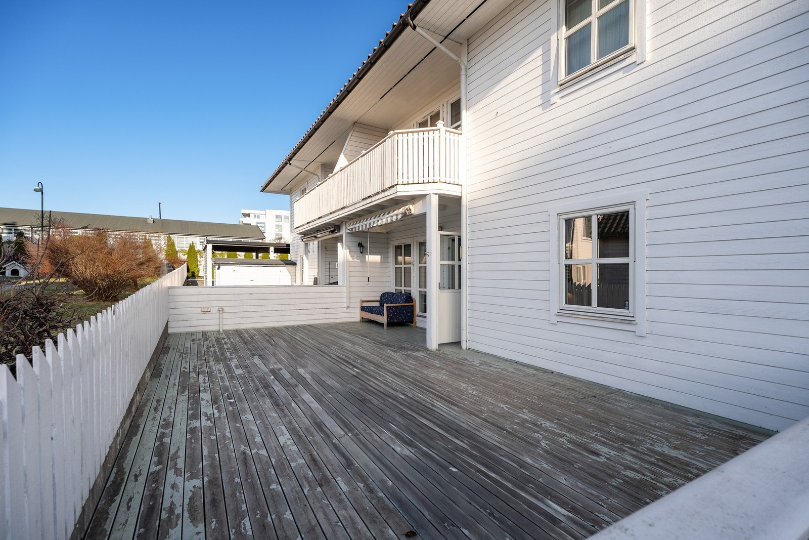 Terrassen mot vest /sydvest er høyt verdsatt areal, legg merke til delvis overbygd areal ved stuevindu. Galleribilde