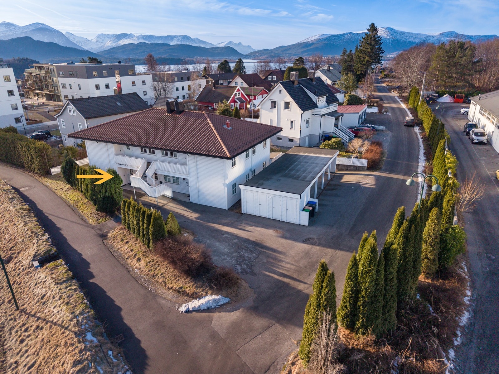 Koselig nabolag og ikke minst en flat og lettstelt tomt. Galleribilde