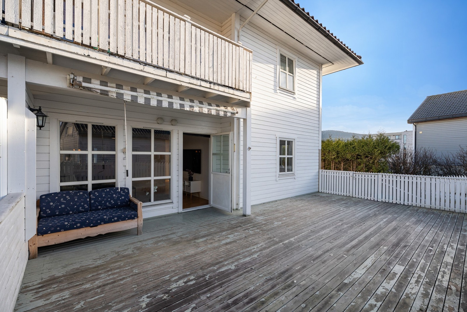 Når våren kommer bør det gjøres klart for terrasse rens og ytterligere behandling av treverket. I rekkverket mot syd er det port til felles grøntareal. Galleribilde