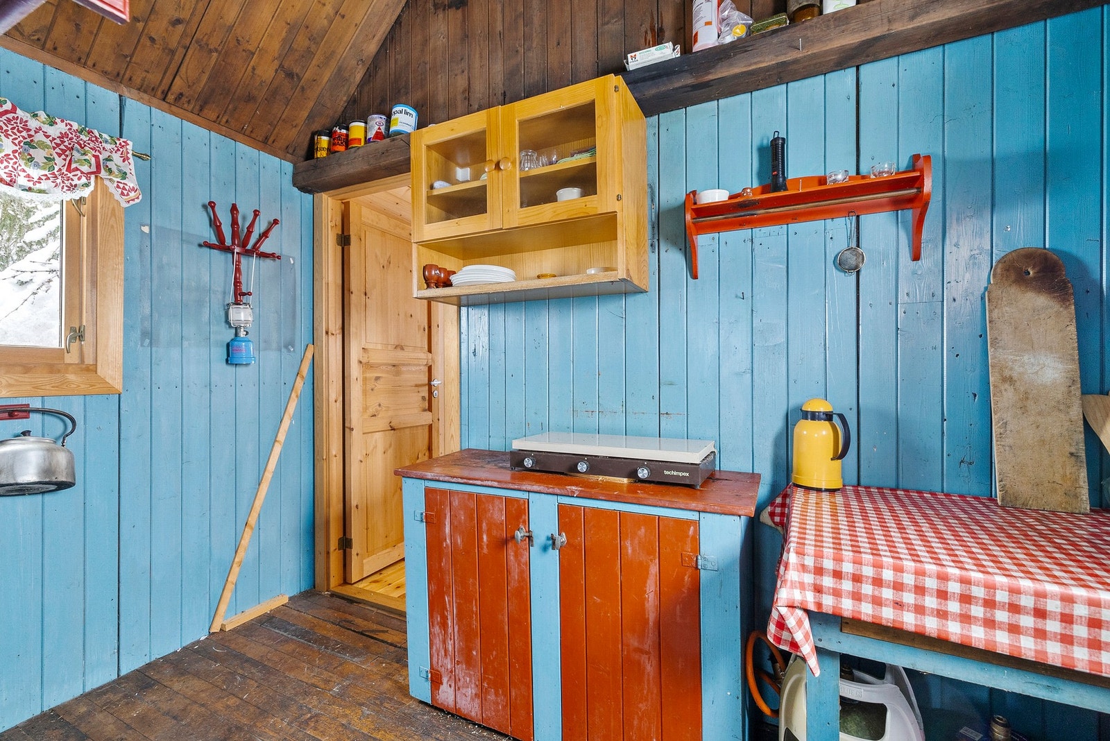 Kjøkkenet er innredet med bord, over og underskap. Galleribilde