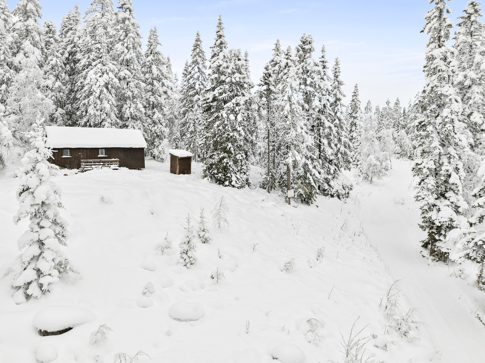 En sjelden mulighet har dukket opp i marka! Sjarmerende markakoie hvor skiløypa går nederst på selveiertomta! Presentert av eiendomsmegler Petter Tangen, eiendomsmeglerne Ringerike | Foto: Ole Edvin Tangen Galleribilde