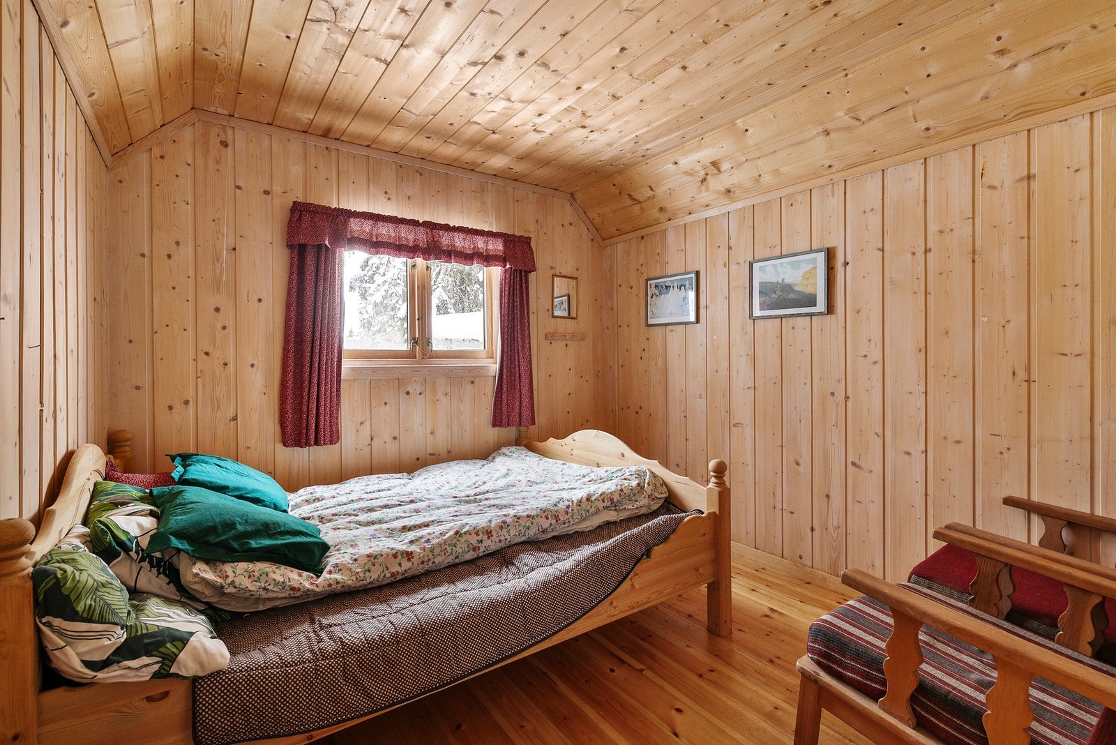 Klassisk furupanel som gir hytta en lun og tradisjonell karakter. Galleribilde