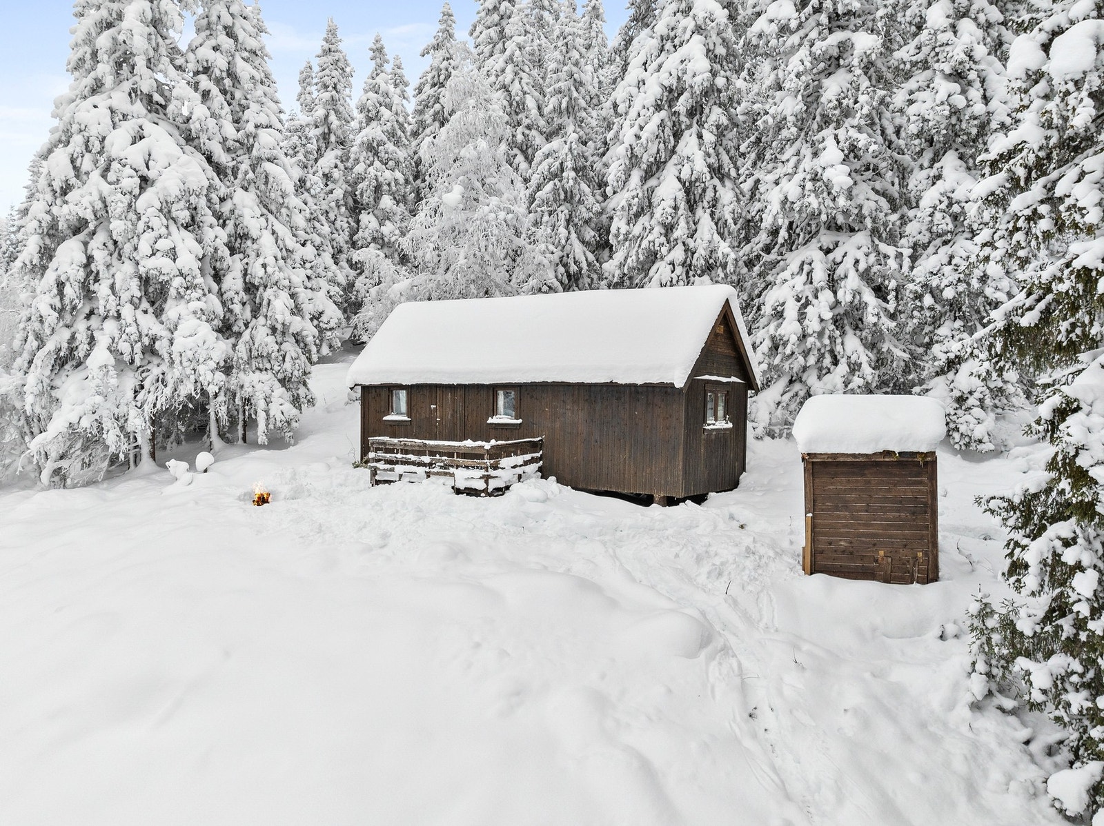 Hytta ligger på en hylle med fri sikt utover. Galleribilde