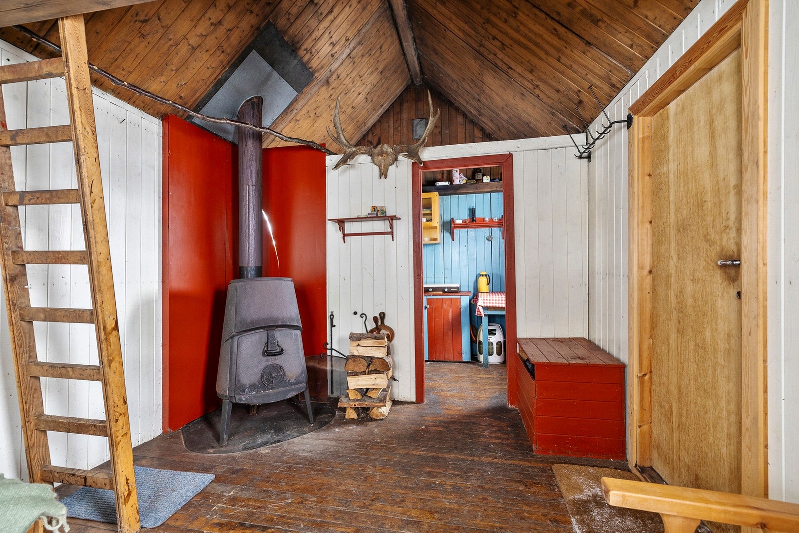 Stuen har arealeffektiv og oversiktlig planløsning. Galleribilde