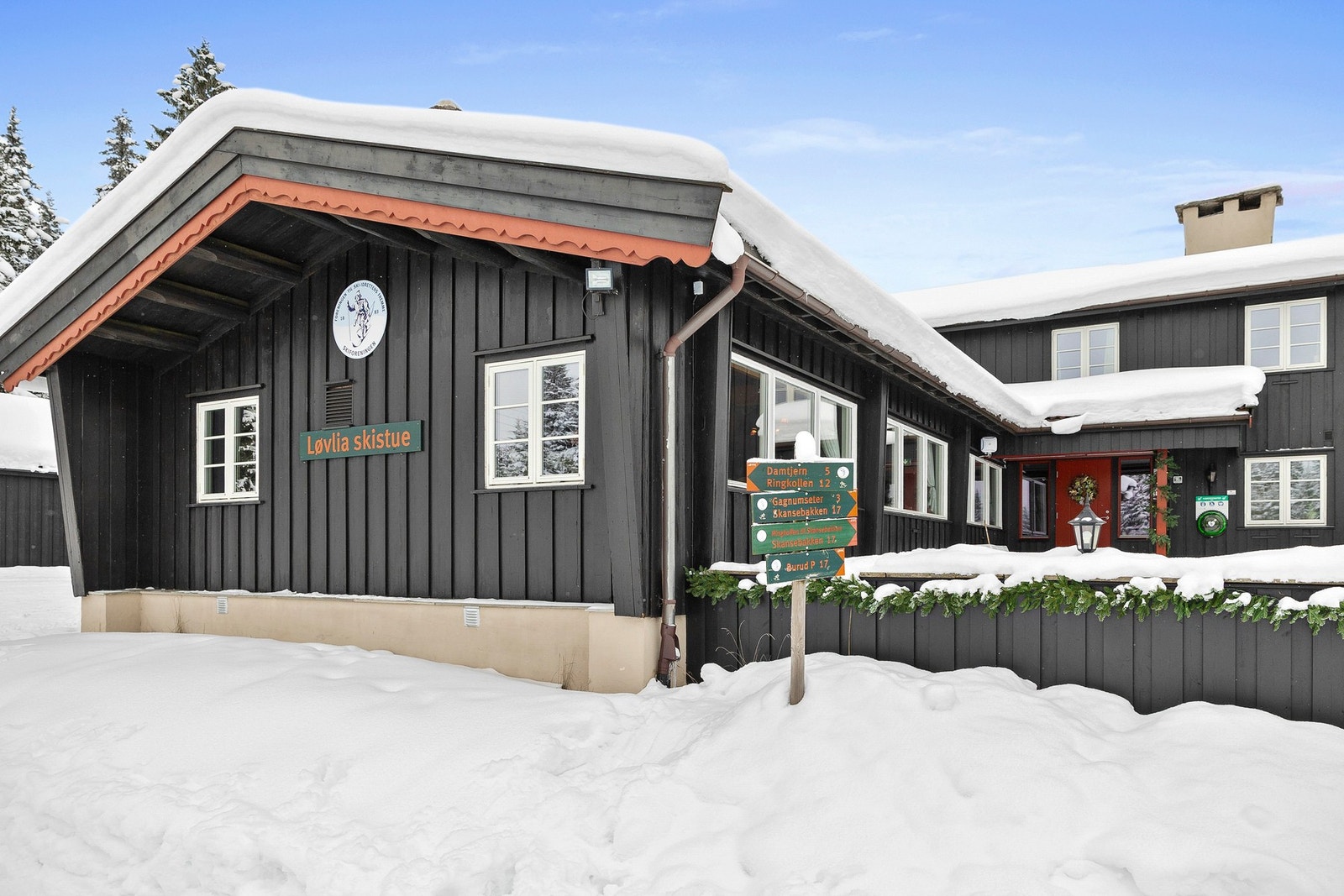 Løvlia skistue er en anerkjent og historisk markastue som gir deg varmrett og delikat bakst gjennom vinteren! Galleribilde