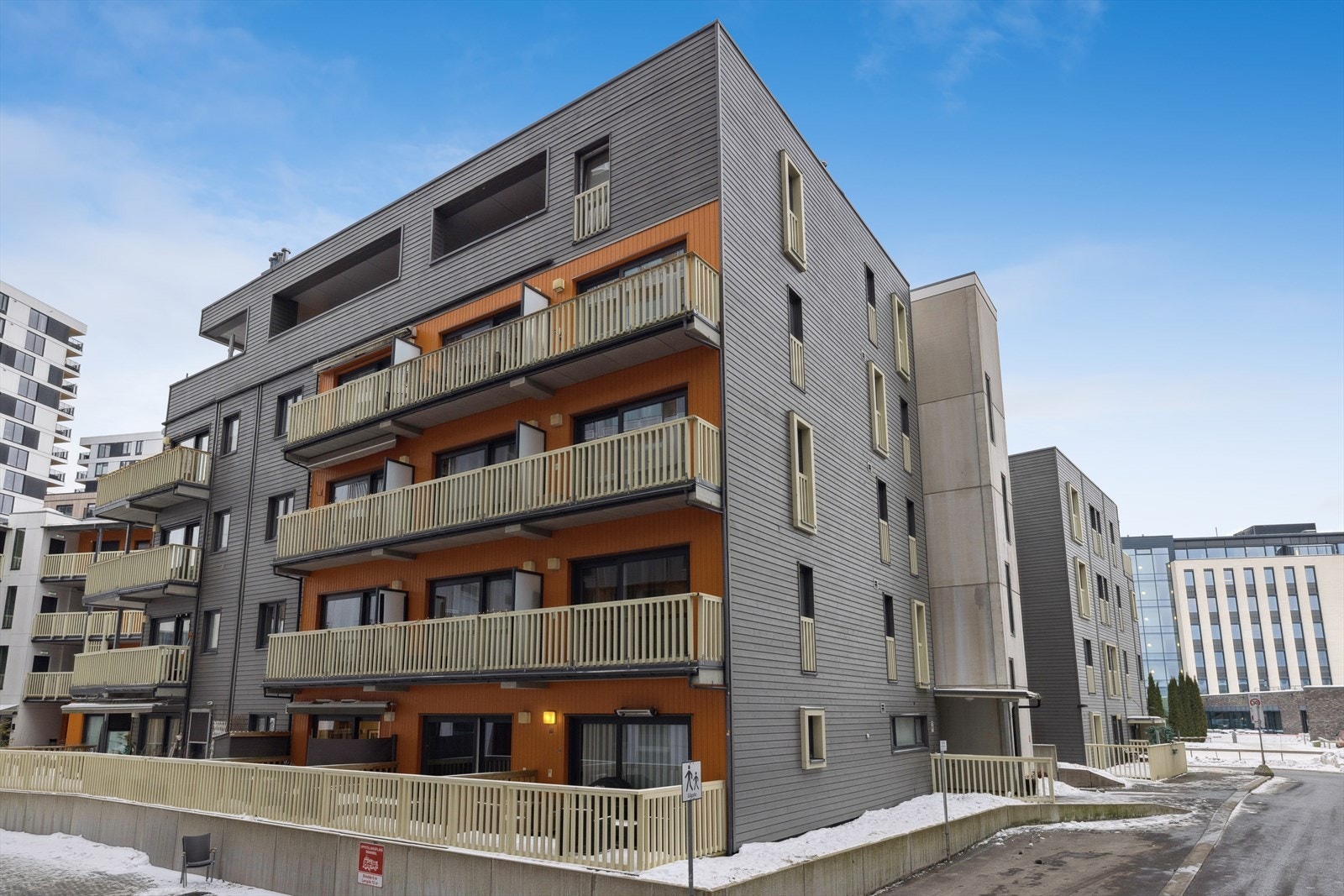 Sameiet Kjerulfsgate 1 består av 53 boligseksjoner, fordelt på 2 bygninger. I tillegg er det 5 næringsseksjoner. Galleribilde