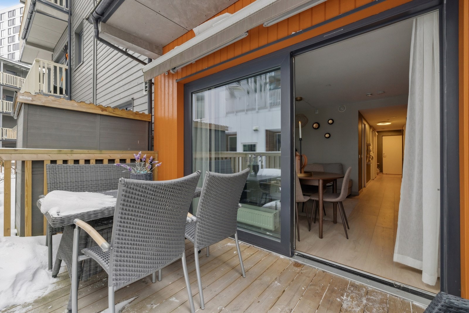 Uteplassen på 9 m² har god plass til utemøbler og fungerer som en hyggelig forlengelse av stuen på fine sommerdager. Galleribilde