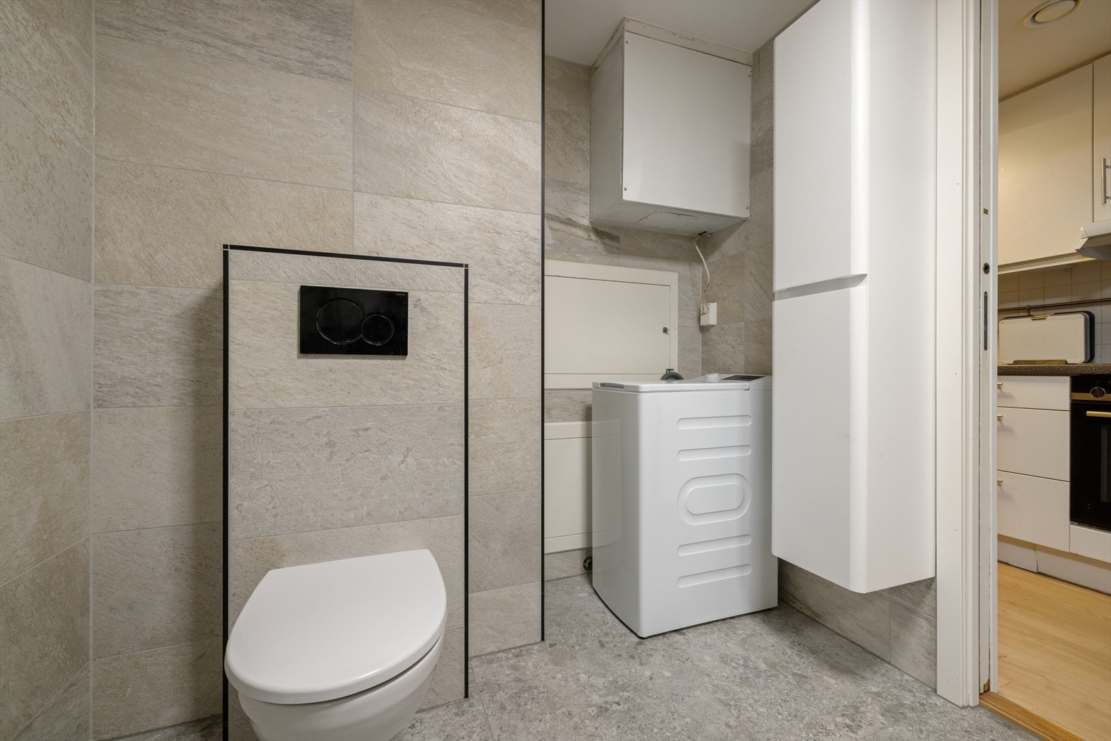 Opplegg for vaskemaskin er praktisk plassert på baderommet. Galleribilde