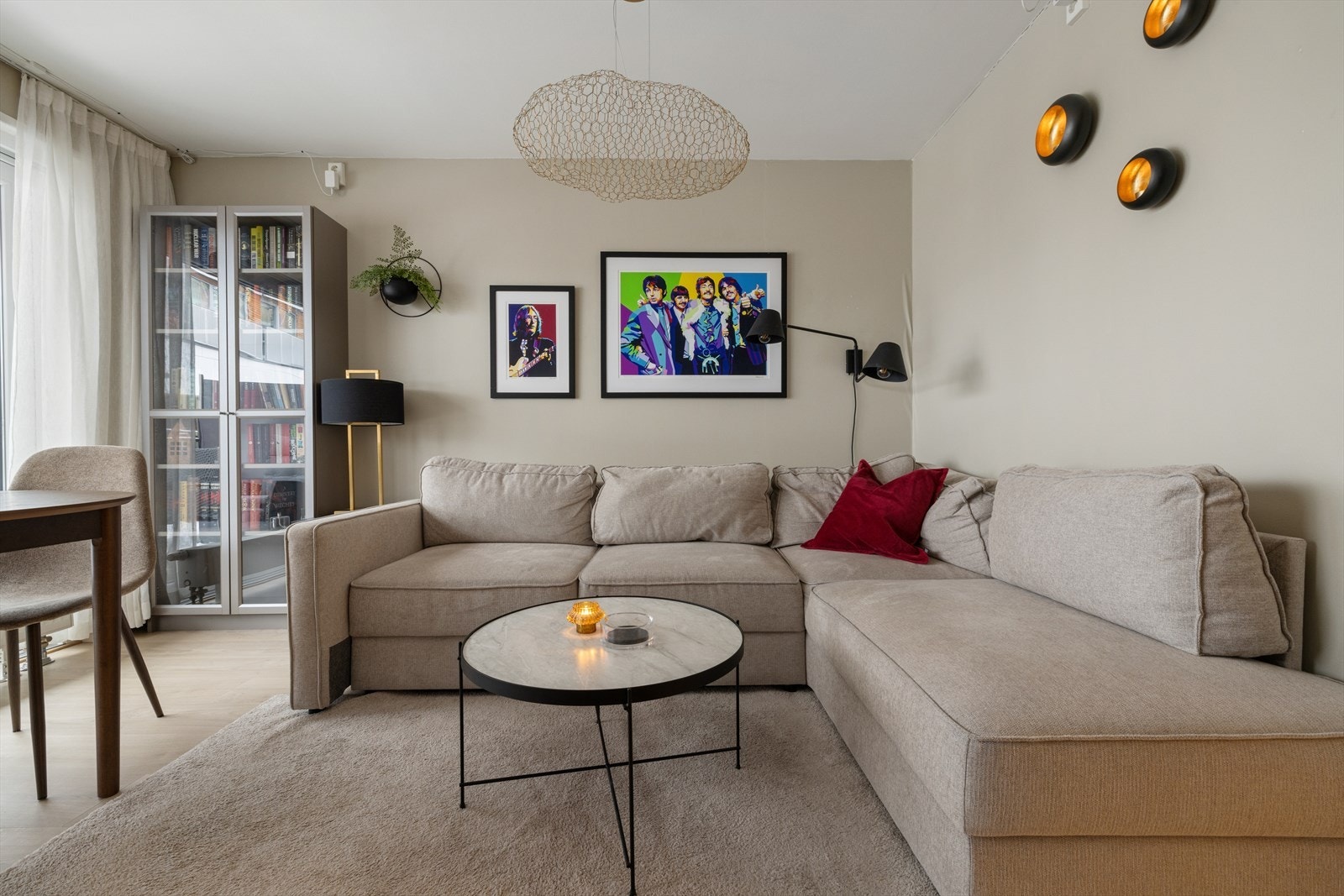 Stuen har god plass til en stor sofagruppe. Galleribilde