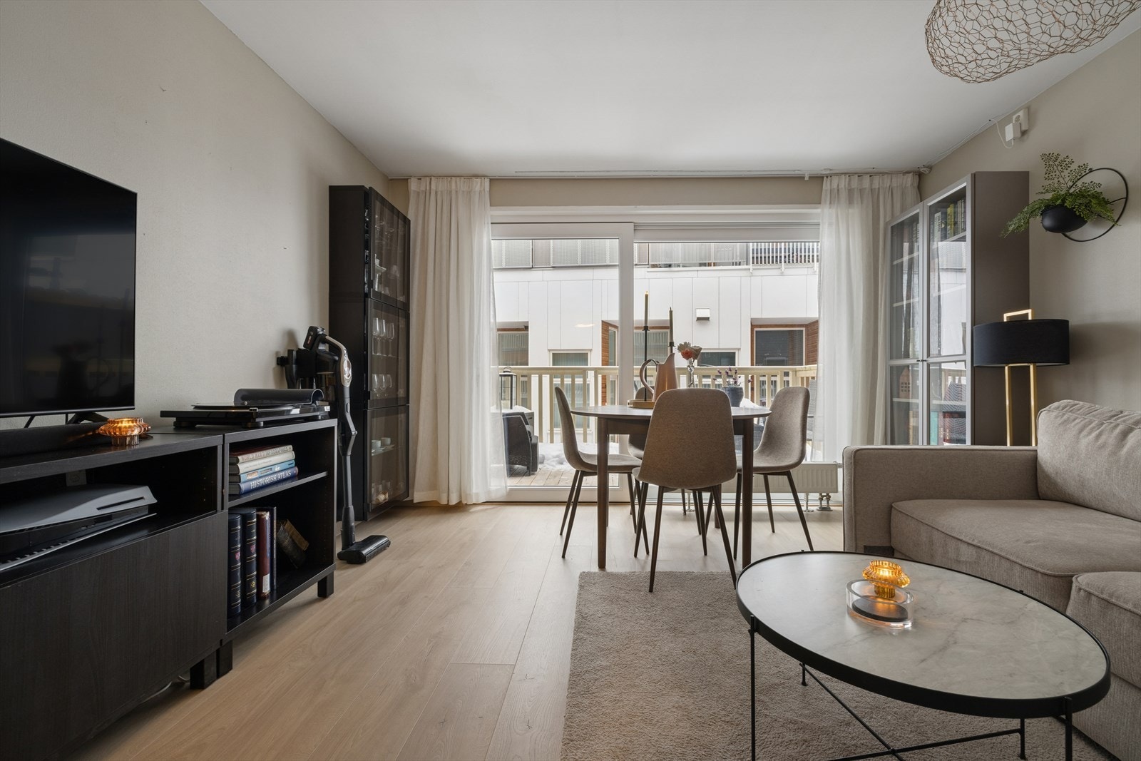 Leiligheten har energieffektiv oppvarming med fjernvarme og balansert ventilasjon. Galleribilde