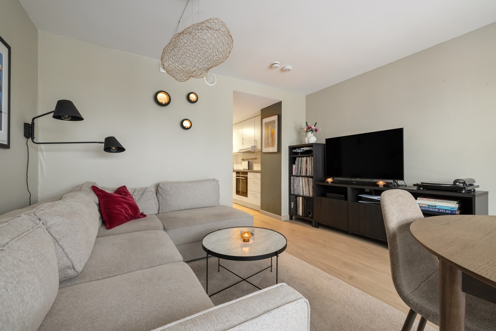 Leiligheten har moderne overflater med slette, malte vegger og nytt laminatgulv fra 2024. Galleribilde