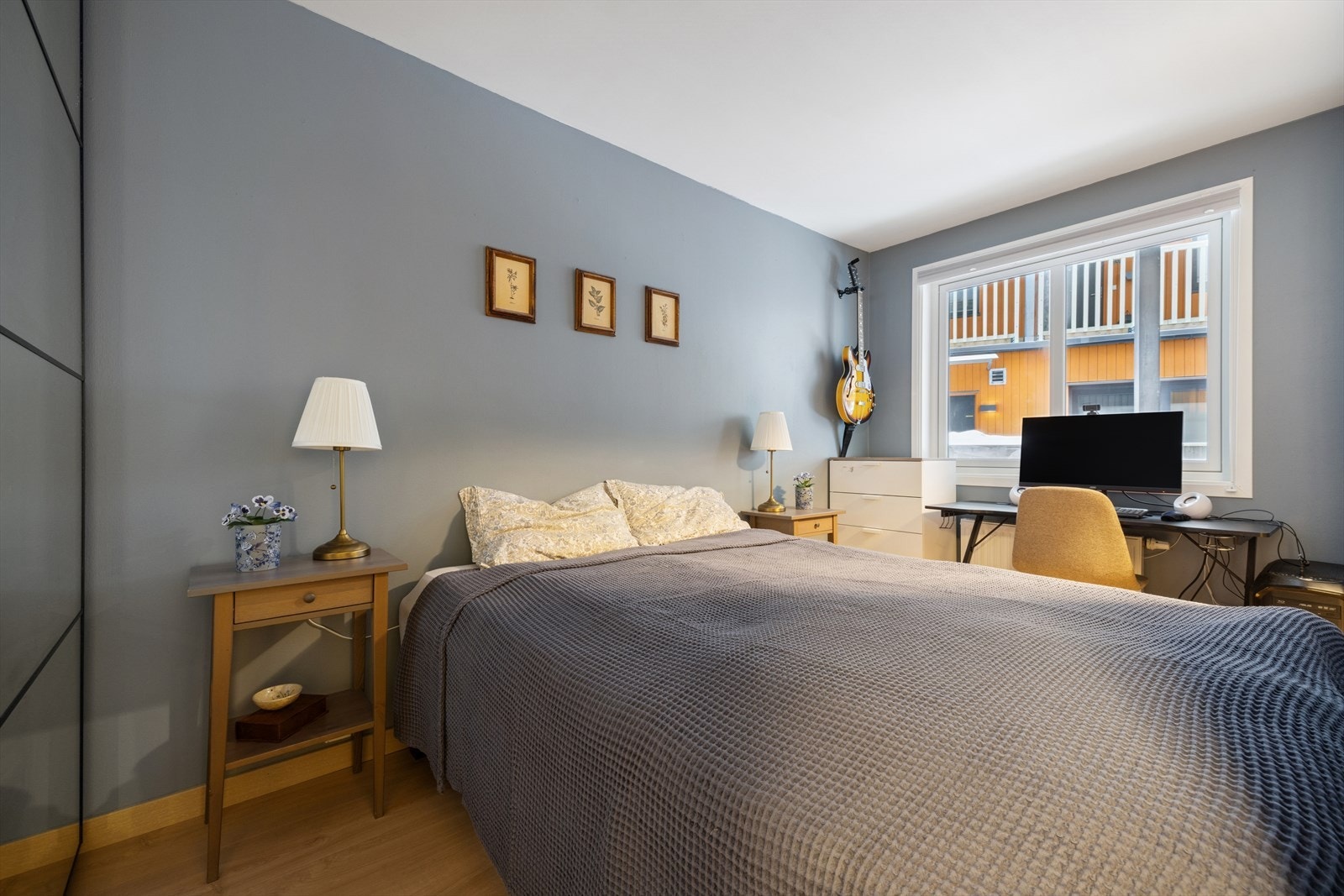 Soverommet er romslig med god plass til dobbeltseng og øvrig møblement. Galleribilde