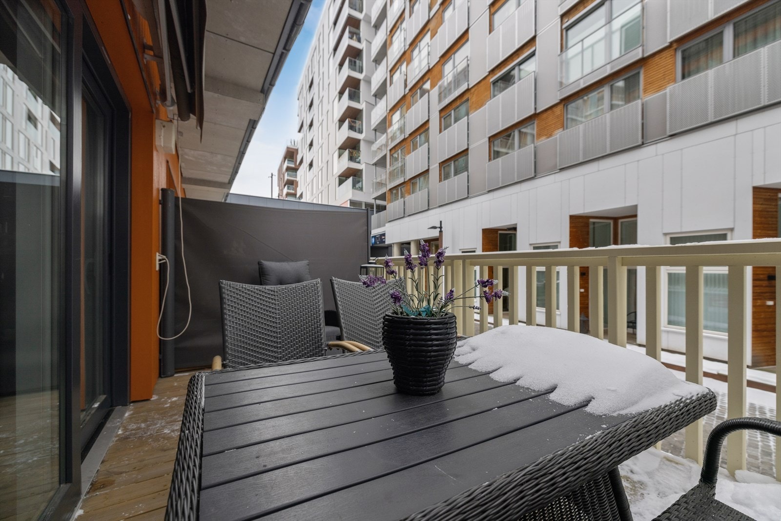 Leiligheten ligger i et urbant og moderne boligområde i Lillestrøm sentrum, med nærhet til offentlig kommunikasjon og et bredt utvalg av byens fasiliteter. Galleribilde