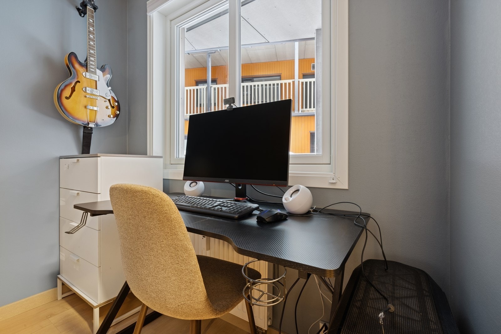 Praktisk arbeidsplass ved vinduet. . Galleribilde