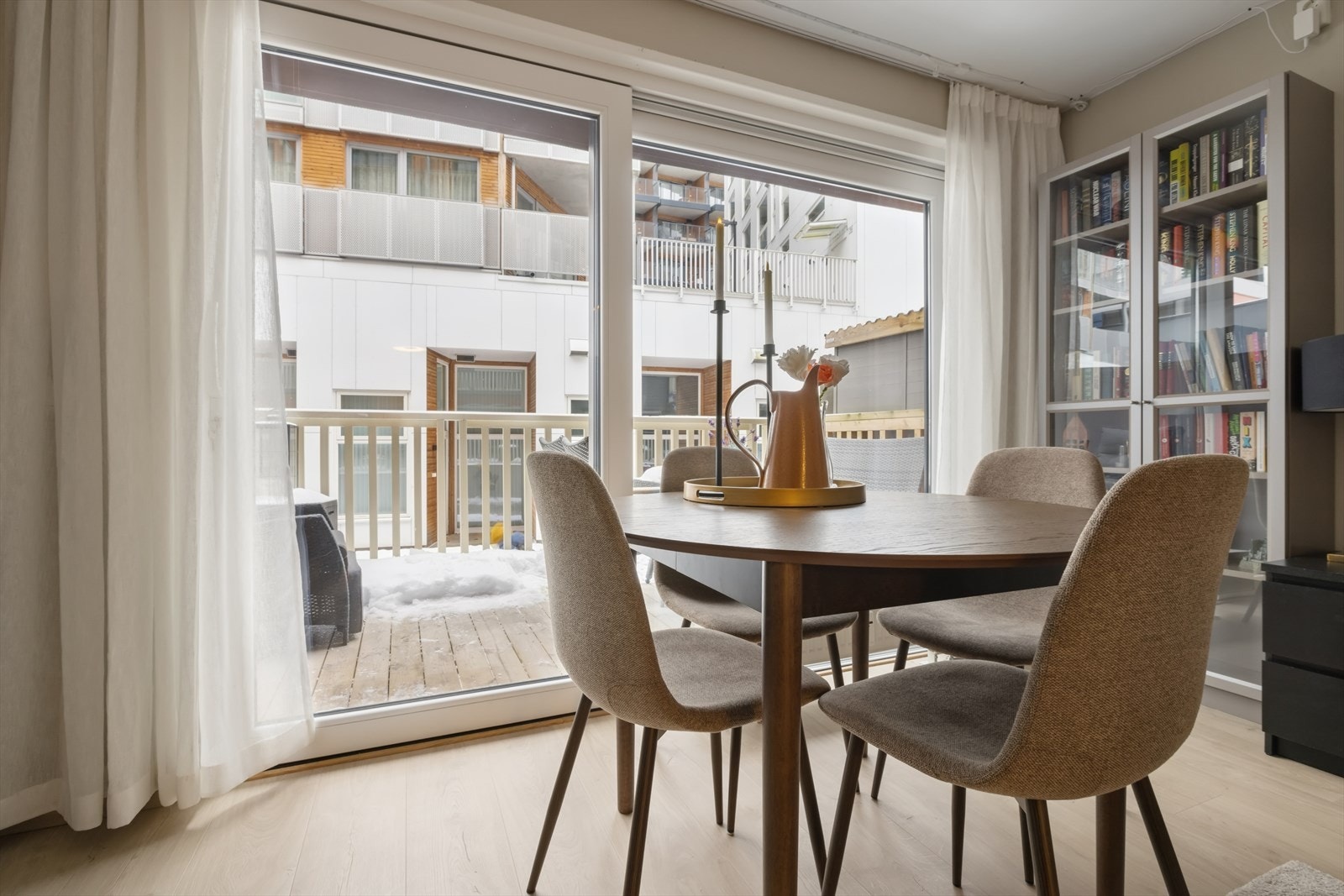 Stuen er lys og innbydende, med god plass til både sofagruppe og spiseplass. Herfra er det også direkte utgang til uteplassen. Galleribilde