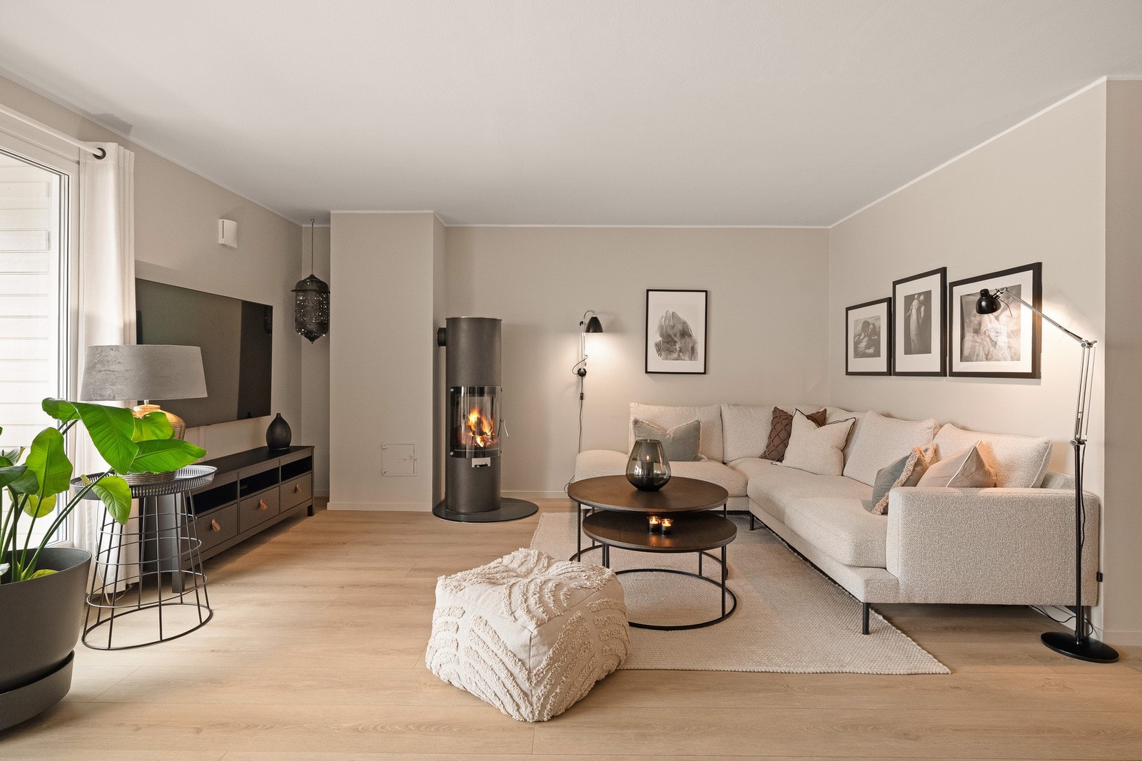 Lys og gjennomgående 3-roms leilighet med vestvendt terrasse og parkeringsplass. Galleribilde