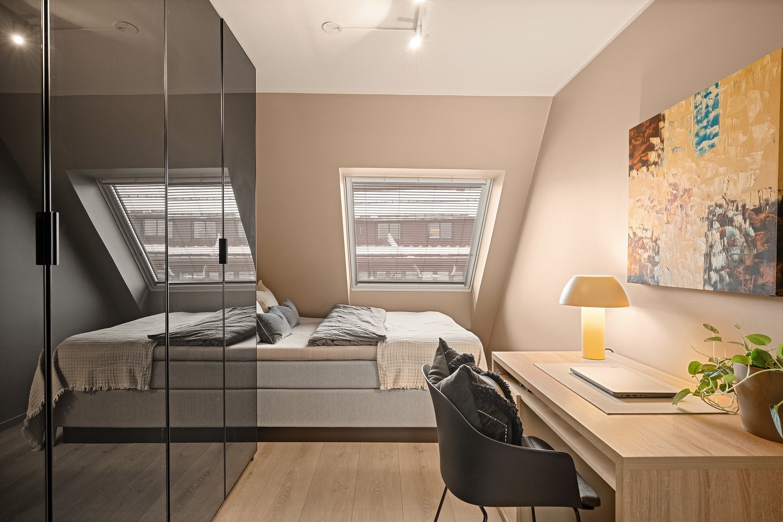Soverom 2 av god størrelse med plass til dobbeltseng, garderobe og skrivebord. Galleribilde