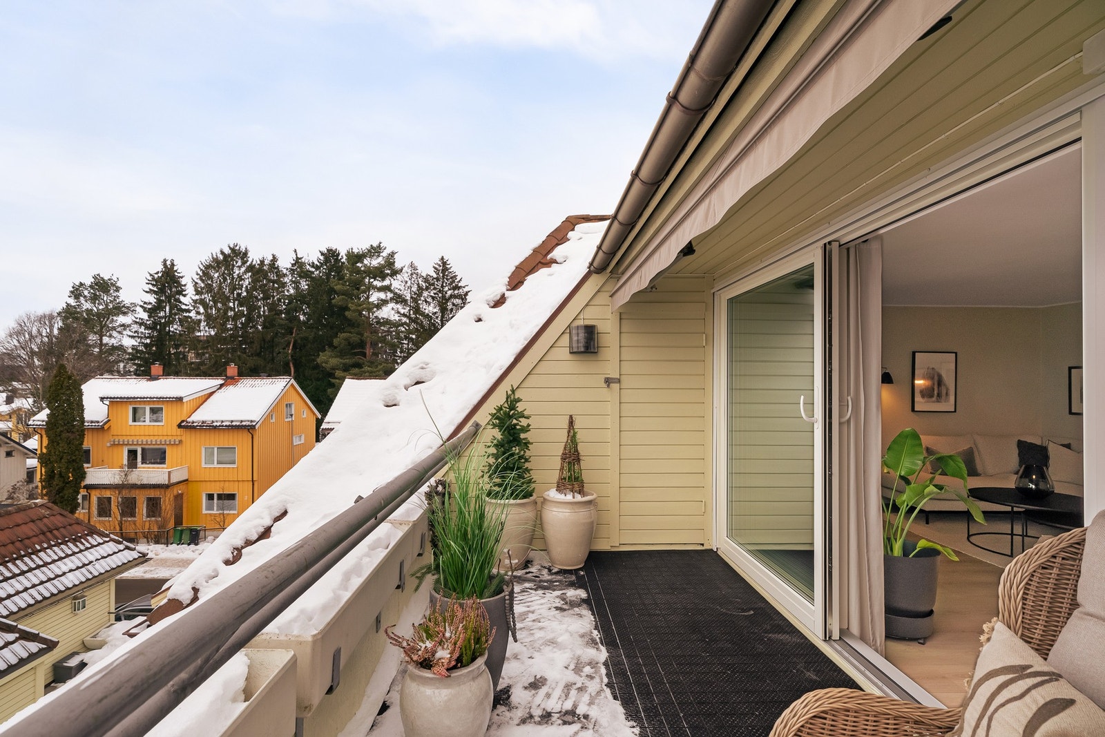 Terrassen blir en fin forlengelse av stuen i sommerhalvåret. Galleribilde