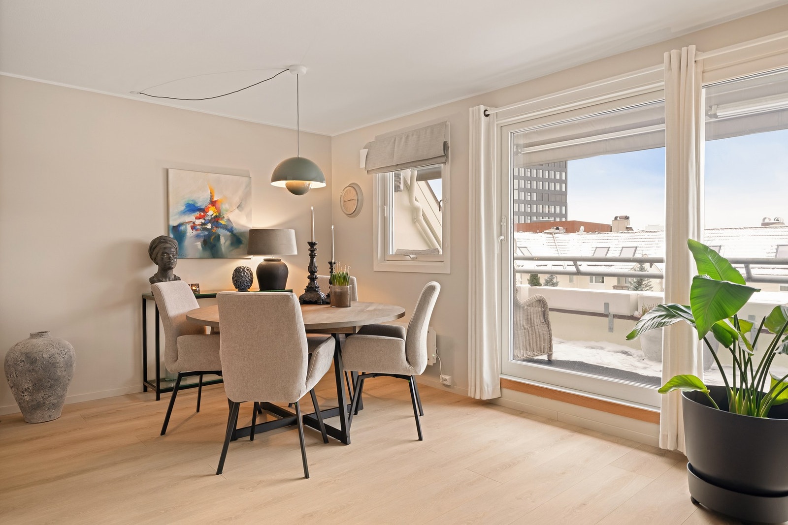 Fra stuen er det adkomst til solrik, vestvendt terrasse. Galleribilde