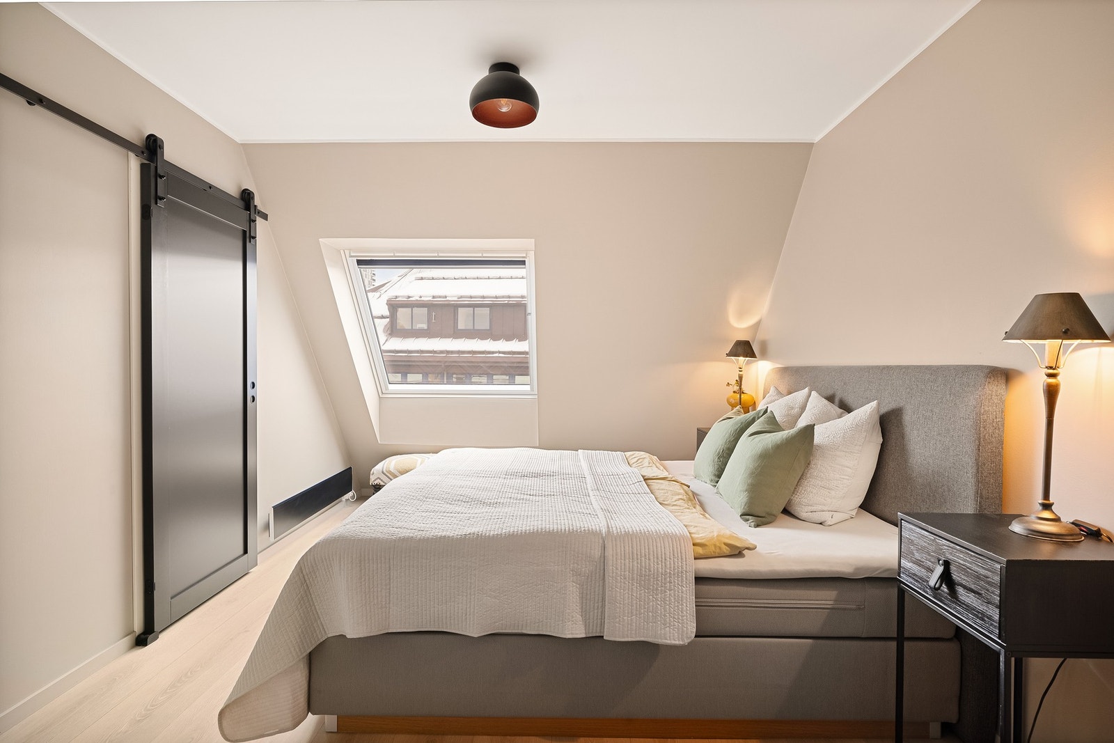 Stort hovedsoverom med omkledningsrom. Galleribilde