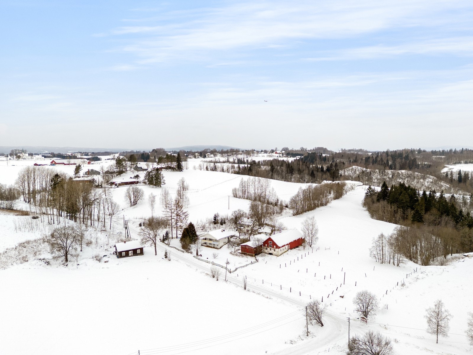 Eiet tomt på 55.720 kvm.
Gården gnr. 11 bnr. 4 består av 35 daa fulldyrka jord, 14,2 daa produktiv skog, 1,2 daa annet markslag og 5,4 daa bebygd areal. Galleribilde